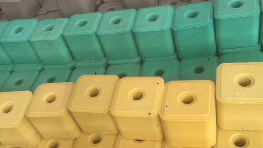 牛羊舔砖成型液压机