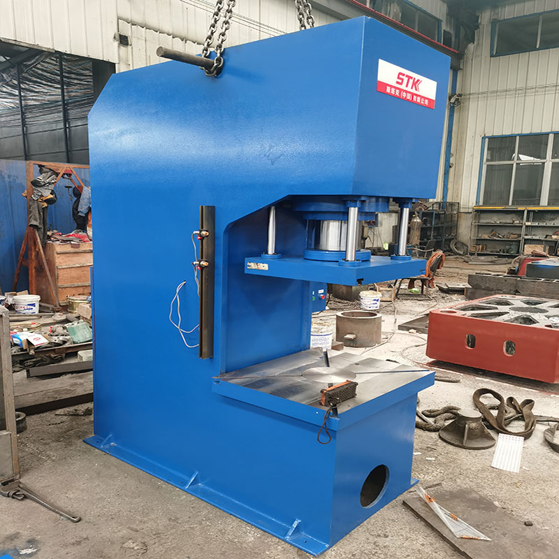 如何安全操作单注液压机